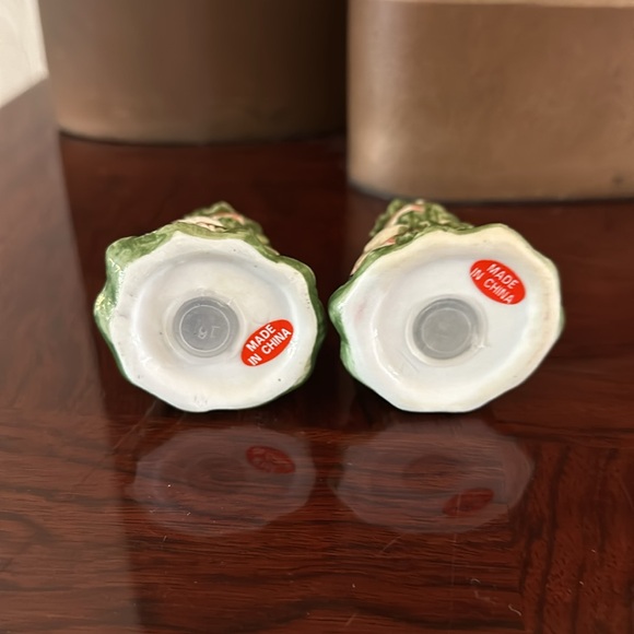 *NEW* Christmas Tree Holiday 4” Ceramic Salt & Pepper Shaker Set - Picture 5 of 6